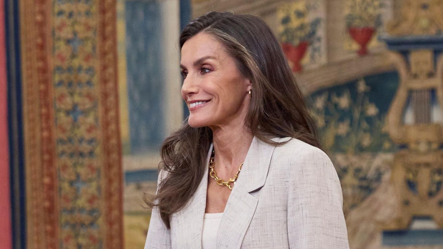 Königin Letizia: Dank dieses Stoff-Geheimnisses kann sie selbst im Sommer Anzug tragen