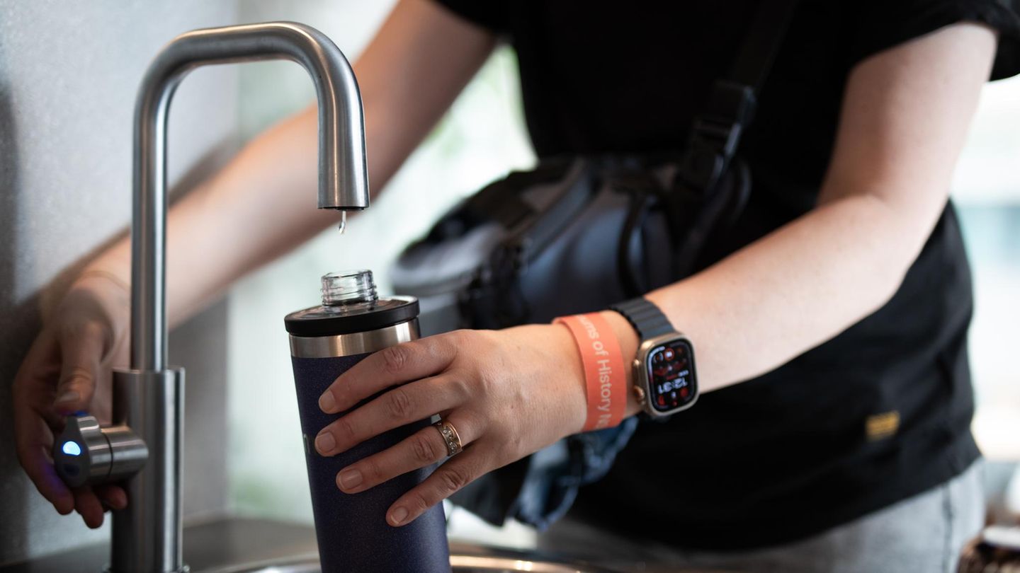 Trinken bei Hitze: Warum jetzt alle diese einfache Geheimzutat in ihr Wasser geben