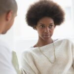 Kommunikation: 3 Sätze, die nett klingen, aber dich in Wahrheit hart verurteilen