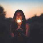 Good Vibes: 3 Signale, die dir das Universum schickt, bevor du dein großes Glück findest