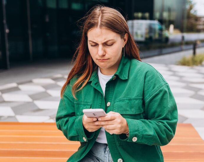 Handy-Buckel: 3 Übungen, die jeder Smartphone-Nutzer unbedingt kennen sollte