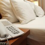 Reise-Expertin erklärt: Deshalb solltest du im Hotelzimmer als Allererstes den Telefonhörer abnehmen
