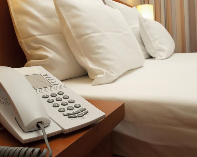 Reise-Expertin erklärt: Deshalb solltest du im Hotelzimmer als Allererstes den Telefonhörer abnehmen