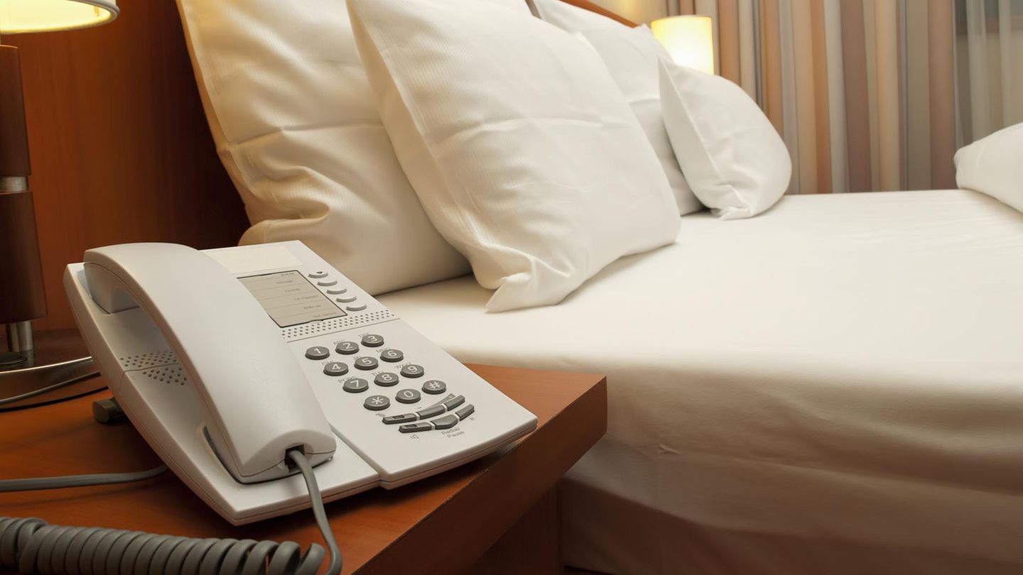 Reise-Expertin erklärt: Deshalb solltest du im Hotelzimmer als Allererstes den Telefonhörer abnehmen