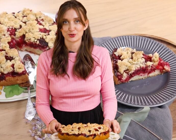 Wochenend-Blitzrezept: Food-Redakteurin Vivi backt mit euch den schnellsten Pflaumen-Streuselkuchen aller Zeiten