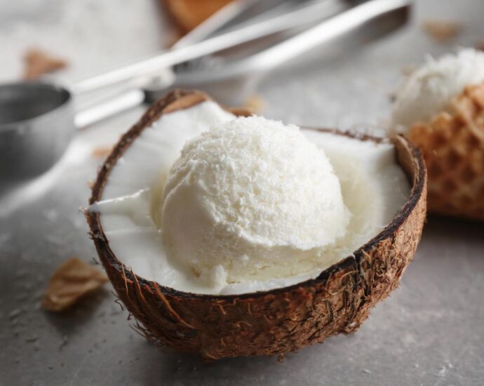 3-Zutaten-Rezept: Vegan & ohne Eismaschine: Köstliches Kokos-Eis für tropisches Urlaubsfeeling