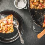 Kuchen-Blitzrezept: So leicht gelingt euch der vermutlich schnellste und leckerste Rhabarberkuchen