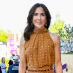 Echte Styleköniginnen: Bekanntes Kleid, neuer Twist: Mit der Kombi strahlen ihre Polka Dots besonders schön