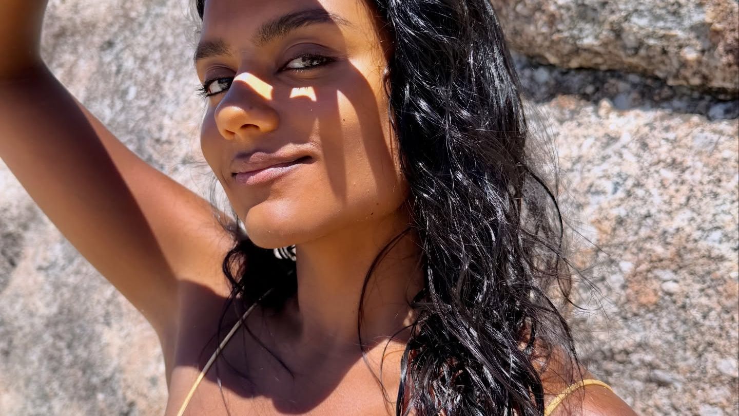 Salzwasser, Sonne, Hitze: 5 Produkte, mit denen unsere Haare nach dem Urlaub wieder glänzen
