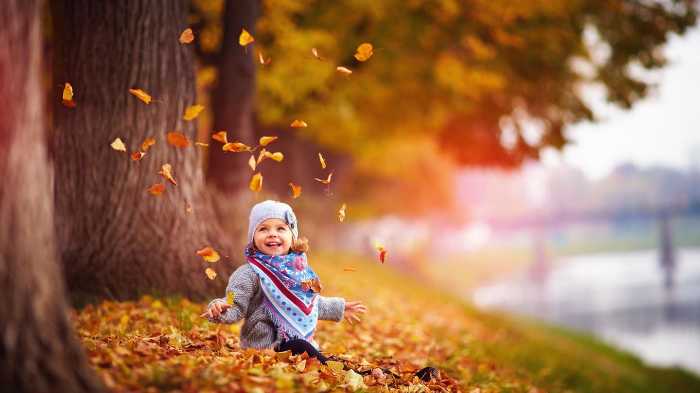 Babynamen-Inspiration: 5 klangvolle Vornamen, deren Bedeutung Herbstkinder zum Strahlen bringt