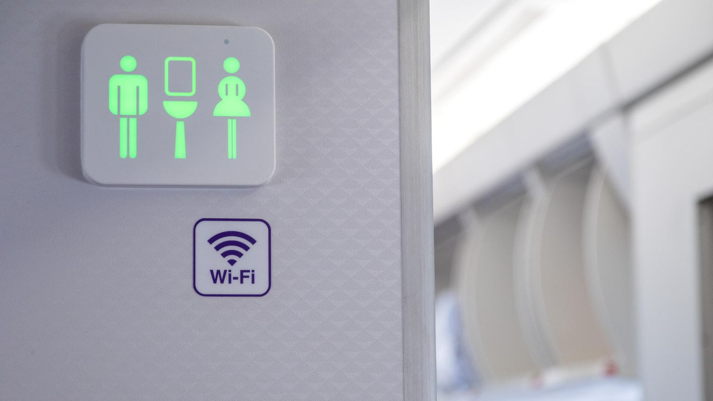Flugbegleiterin erklärt: Das ist der optimale Zeitpunkt, um die Flugzeugtoilette zu benutzen