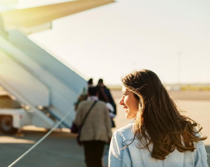 Flugbegleiterin verrät: Darum wird deine Reise entspannter, wenn du dir vor Abflug die Haare wäschst