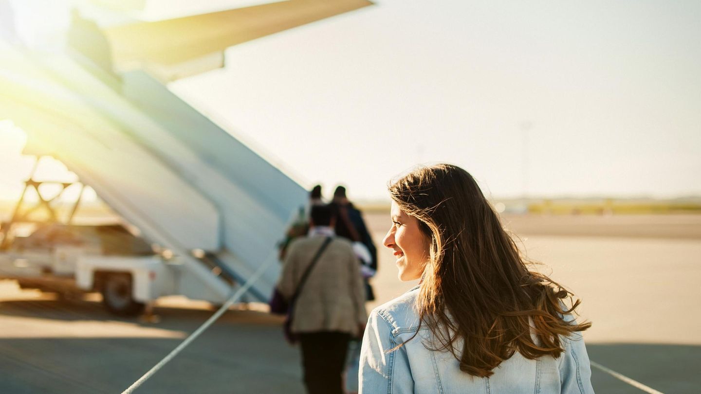Flugbegleiterin verrät: Darum wird deine Reise entspannter, wenn du dir vor Abflug die Haare wäschst