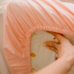 Haushalt: So faltet ihr Spannbettlaken in drei Schritten perfekt zusammen