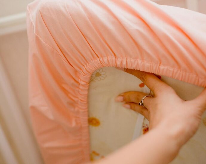 Haushalt: So faltet ihr Spannbettlaken in drei Schritten perfekt zusammen