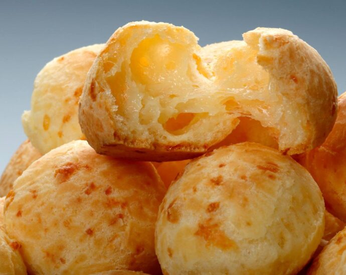 3-Zutaten-Rezept: Locker-luftige Parmesan-Brötchen zum Reinbeißen