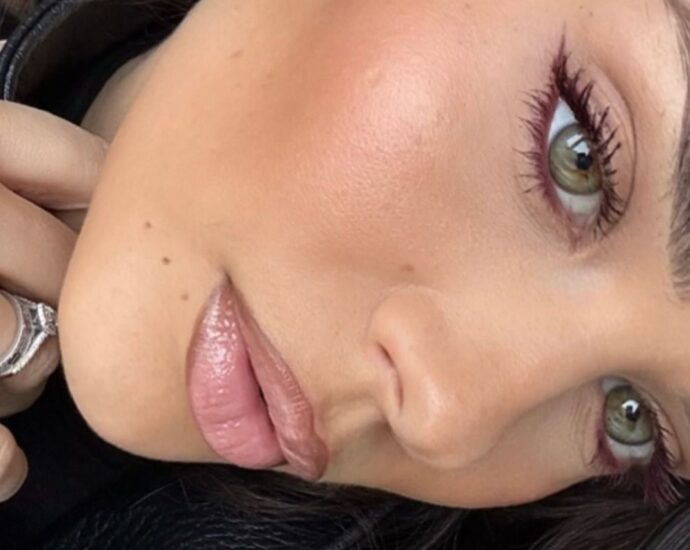 Cherry-Lashes: Nicht Schwarz! Diesen Herbst kaufen wir uns Wimperntusche in Rot