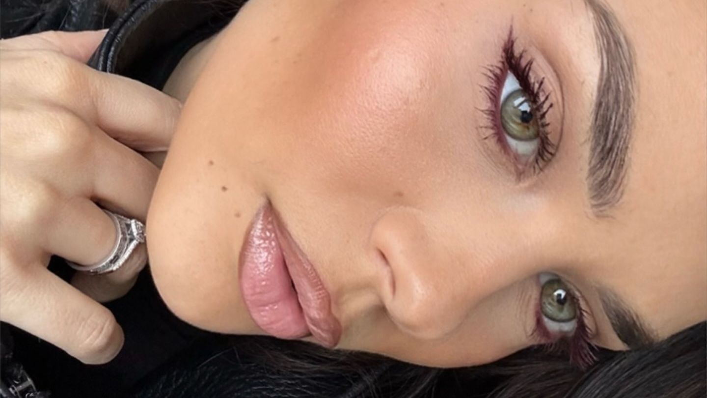 Cherry-Lashes: Nicht Schwarz! Diesen Herbst kaufen wir uns Wimperntusche in Rot