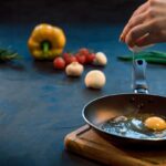 Sonntagsfrühstück: Gewusst? Für perfekte Spiegeleier musst du sie anders aufschlagen, als du denkst