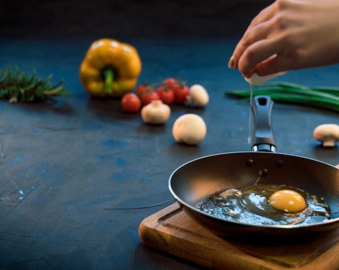 Sonntagsfrühstück: Gewusst? Für perfekte Spiegeleier musst du sie anders aufschlagen, als du denkst