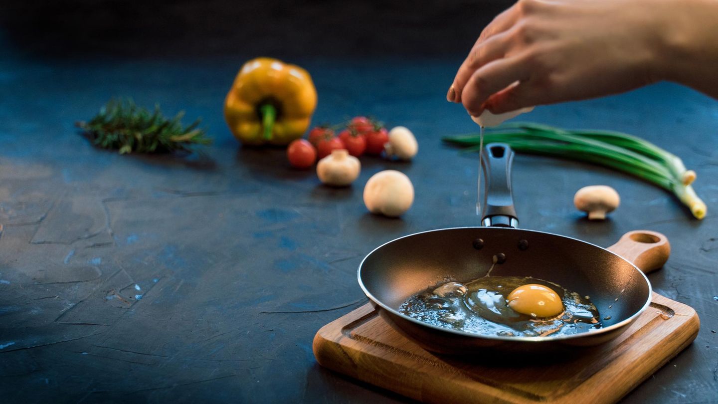 Sonntagsfrühstück: Gewusst? Für perfekte Spiegeleier musst du sie anders aufschlagen, als du denkst