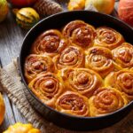 Süß, würzig, herbstlich: Diese Kürbis-Zimtschnecken musst du probieren