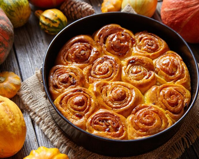 Süß, würzig, herbstlich: Diese Kürbis-Zimtschnecken musst du probieren