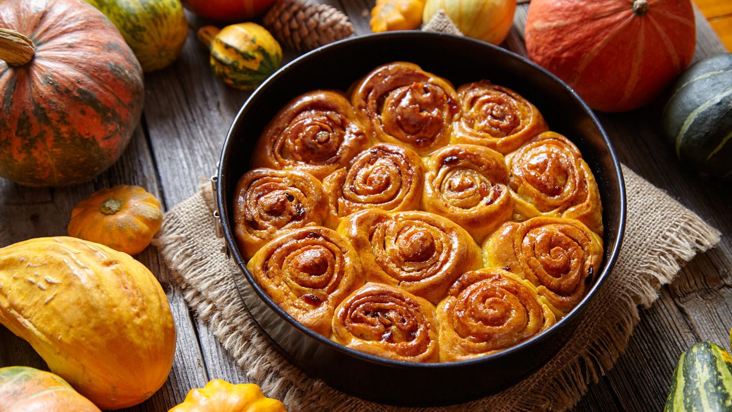 Süß, würzig, herbstlich: Diese Kürbis-Zimtschnecken musst du probieren