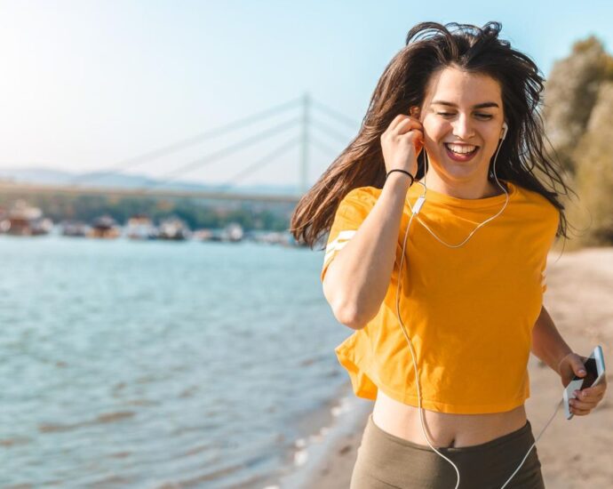 Fitness im Alltag: Diese beliebte Gewohnheit beim Joggen ist kontraproduktiv