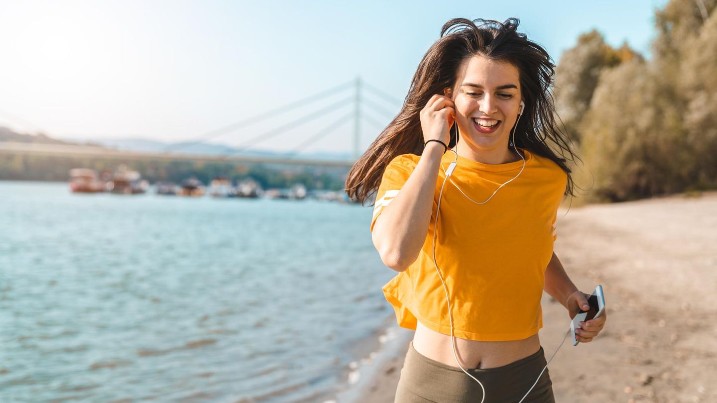Fitness im Alltag: Diese beliebte Gewohnheit beim Joggen ist kontraproduktiv