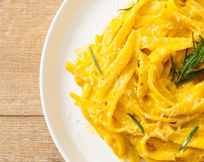 Blitzrezept: Herbst-Aroma trifft Mittelmeer-Feeling: Diese Kürbis-Pasta macht einfach glücklich