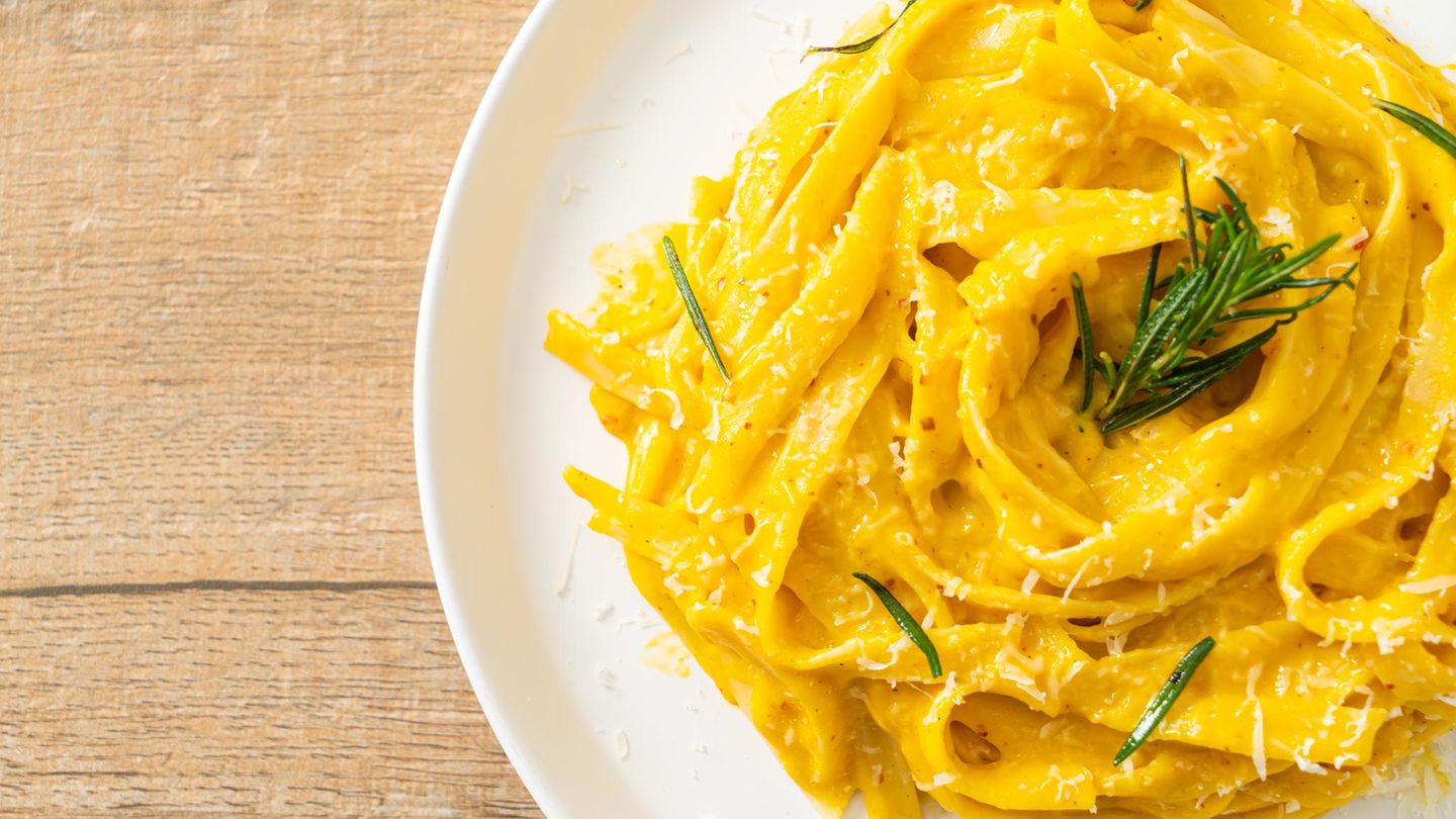 Blitzrezept: Herbst-Aroma trifft Mittelmeer-Feeling: Diese Kürbis-Pasta macht einfach glücklich