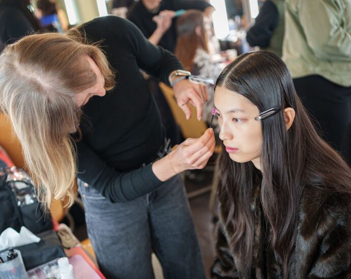 Wimperntusche plötzlich gräulich?: Diesen Make-up-Fehler haben wir bestimmt alle schon einmal gemacht