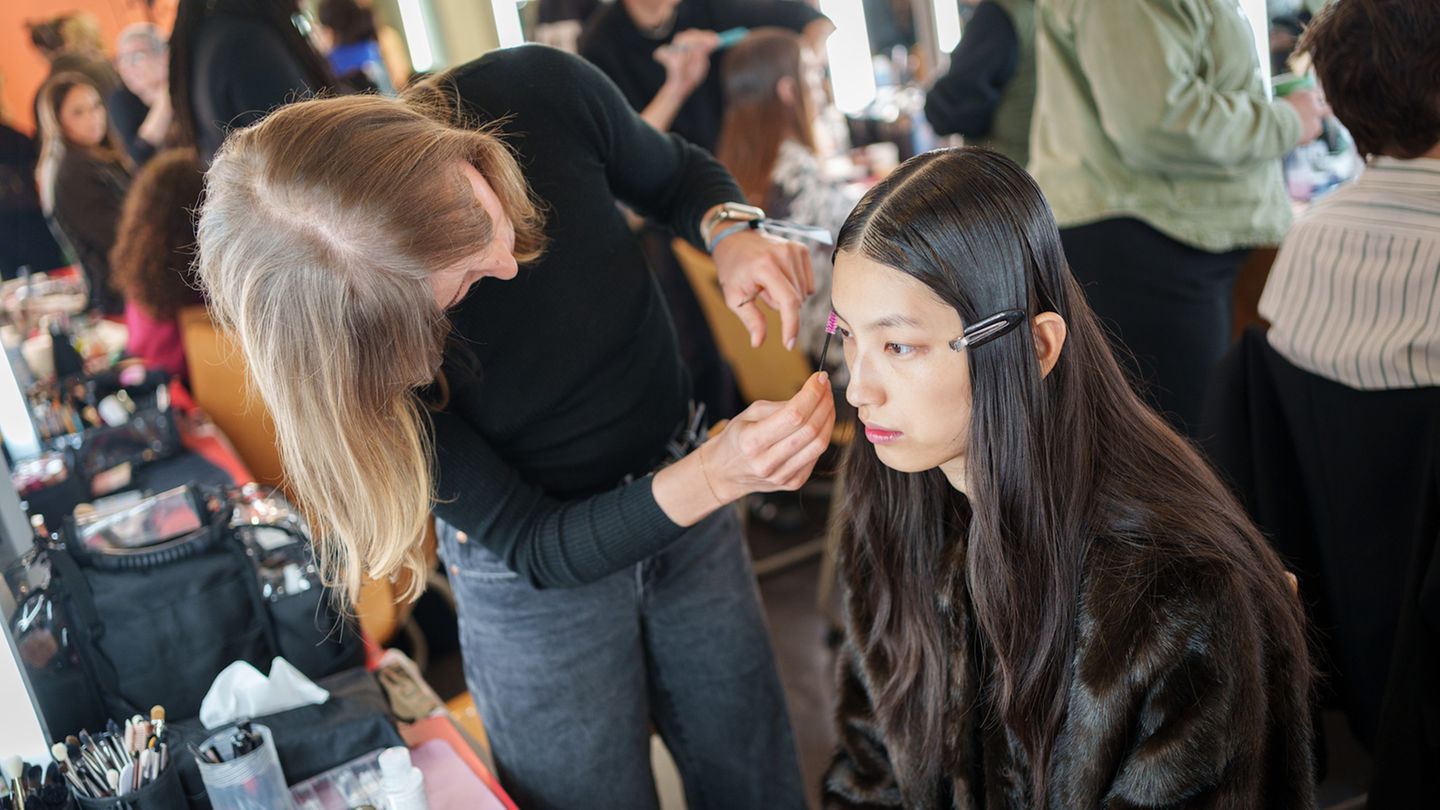 Wimperntusche plötzlich gräulich?: Diesen Make-up-Fehler haben wir bestimmt alle schon einmal gemacht